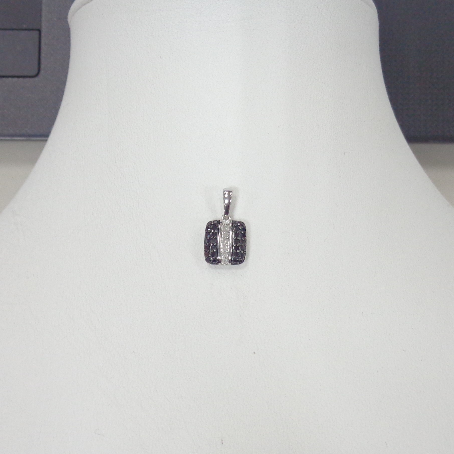 Серебряная подвеска с бриллиантами